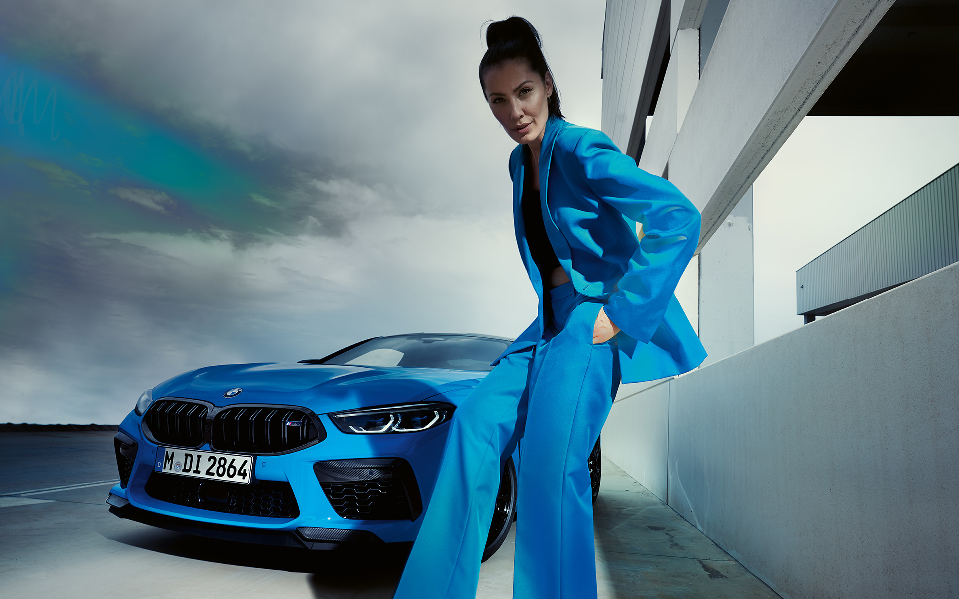 BMW M8 Competition Coupe F92 LCI Facelift 2022 у кольорі BMW Individual Daytona Beach Blue, вид спереду на три чверті з моделлю