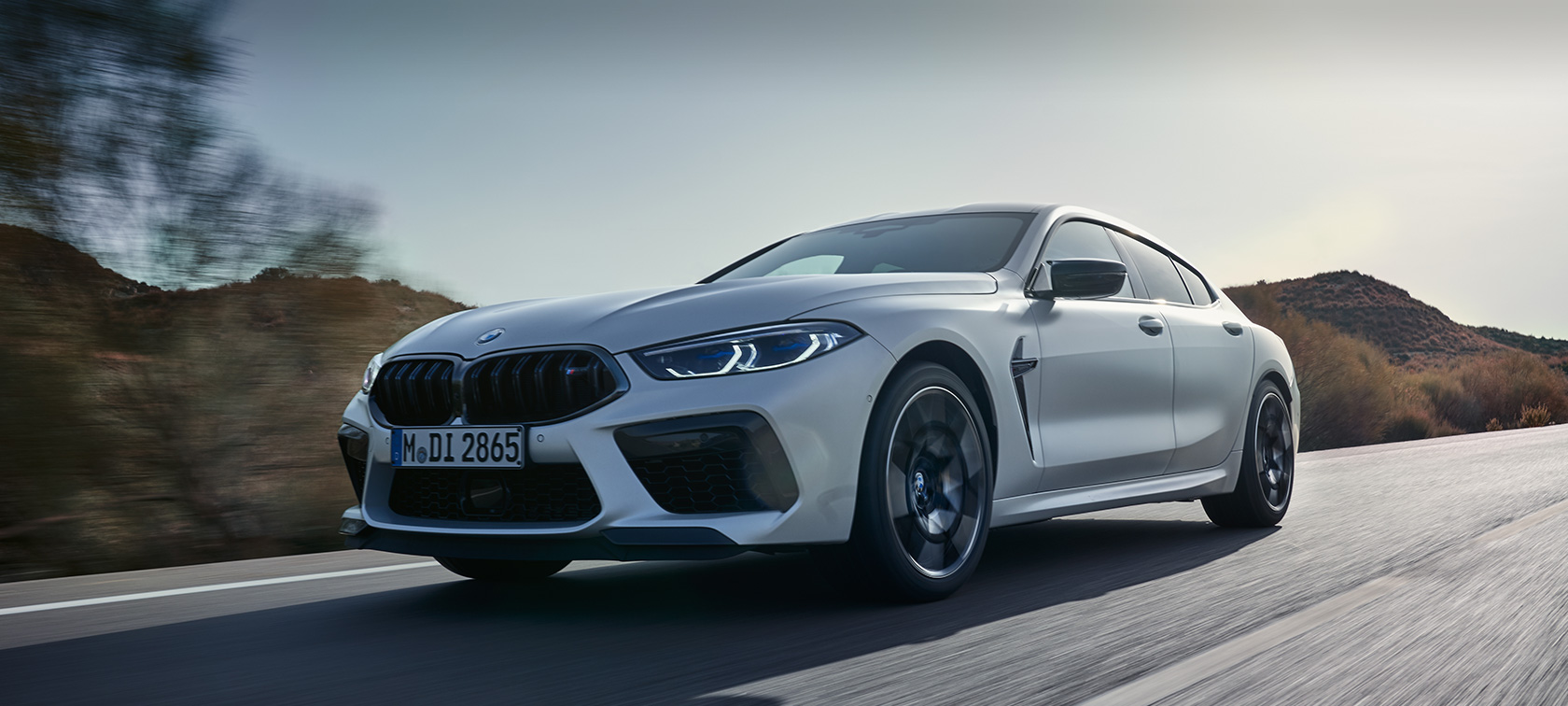 BMW M8 Gran Coupe F93 LCI Facelift 2022 BMW Individual у кольорі Frozen Brilliant White metallic, вид спереду на три чверті під час руху