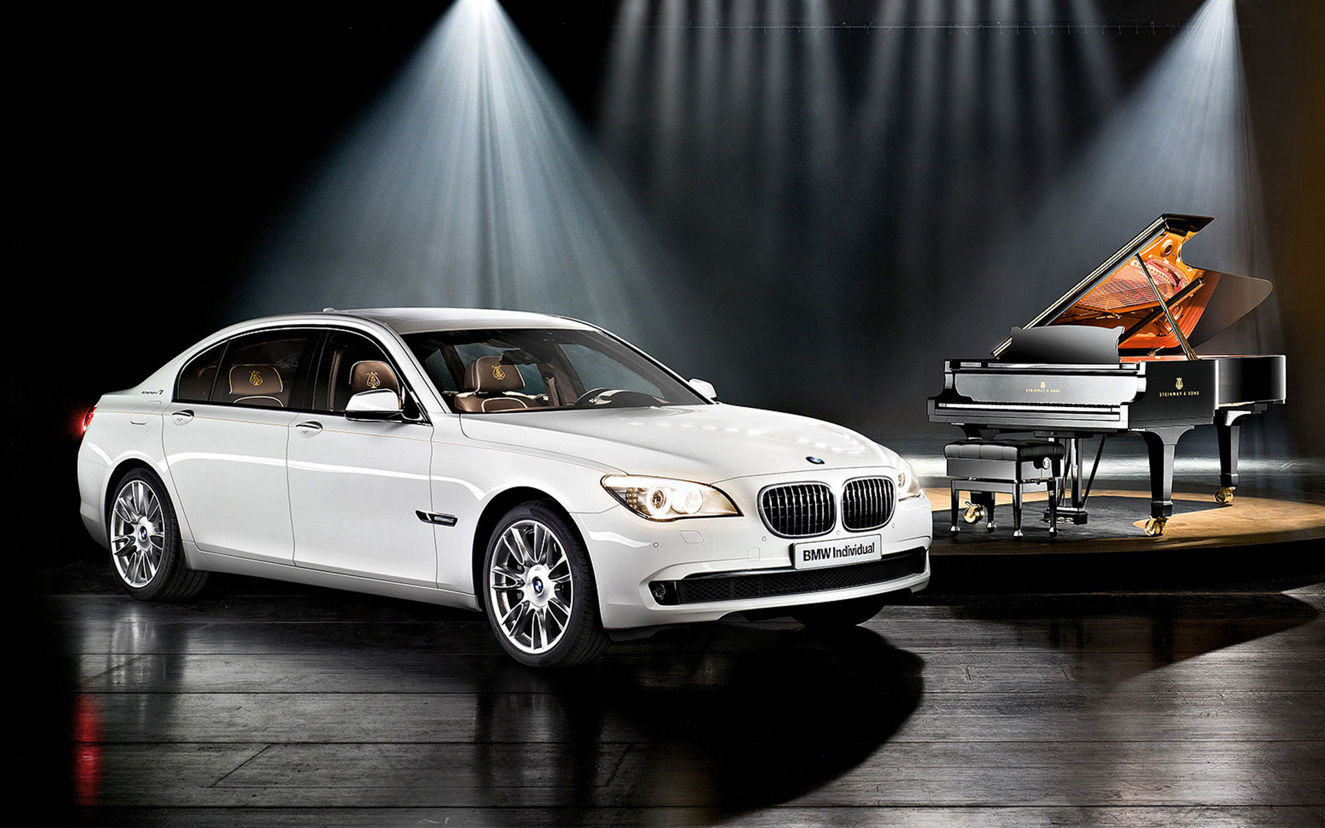 BMW Individual 7 серії Composition, натхненний Steinway & Sons, F01 2010 BMW, вид збоку в три чверті перед піаніно