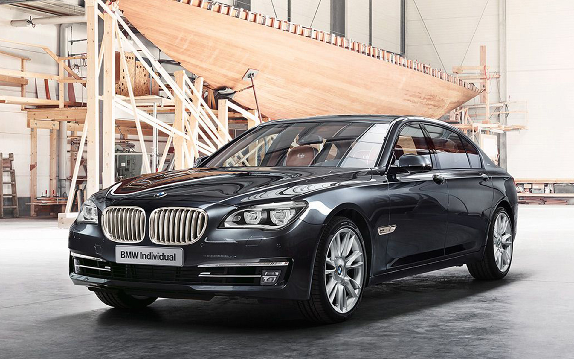 BMW Individual 760Li Sterling, натхненний ROBBE & BERKING F01 2013, вид спереду в три чверті перед вітрильною яхтою в залі корабельні