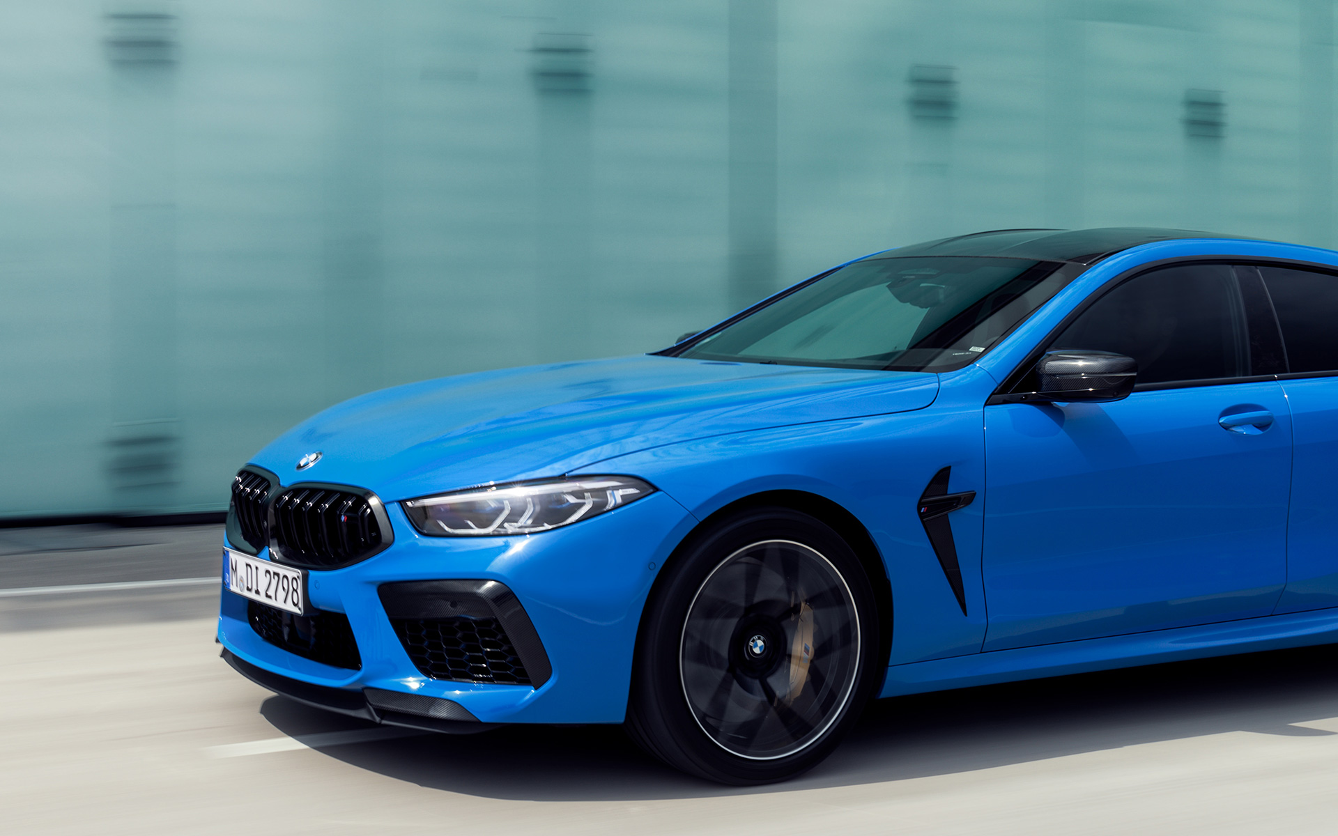 BMW M8 Competition Coupé F92 2019 BMW Individual Voodoo Blue вид збоку в три чверті при русі