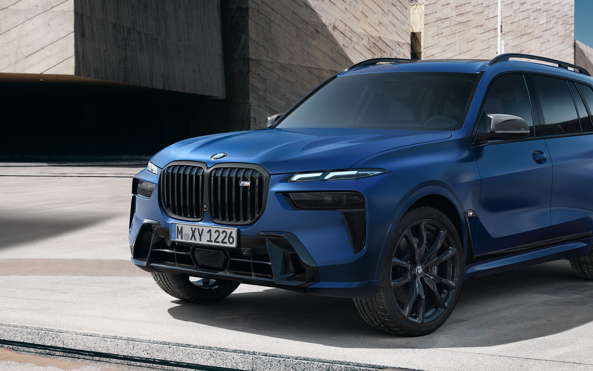 BMW X7 M60i xDrive G07 LCI BMW Individual Frozen Marina Bay Blue metallic вид спереду три чверті стоїть